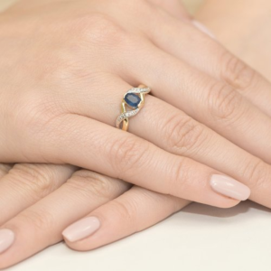 Złoty pierścionek zaręczynowy z Szafirem 0,70ct i Diamentami próby 585. W-0028SZA